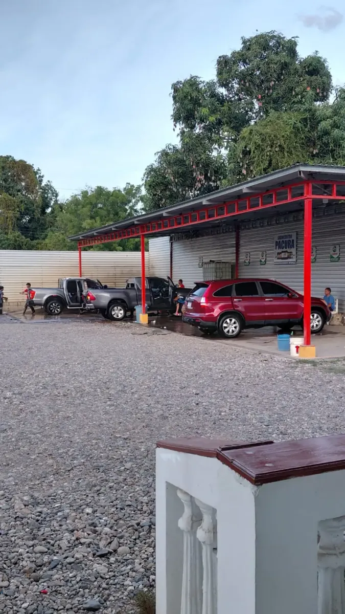 Bahías de lavado de Lubricentro Pacura en pleno servicio