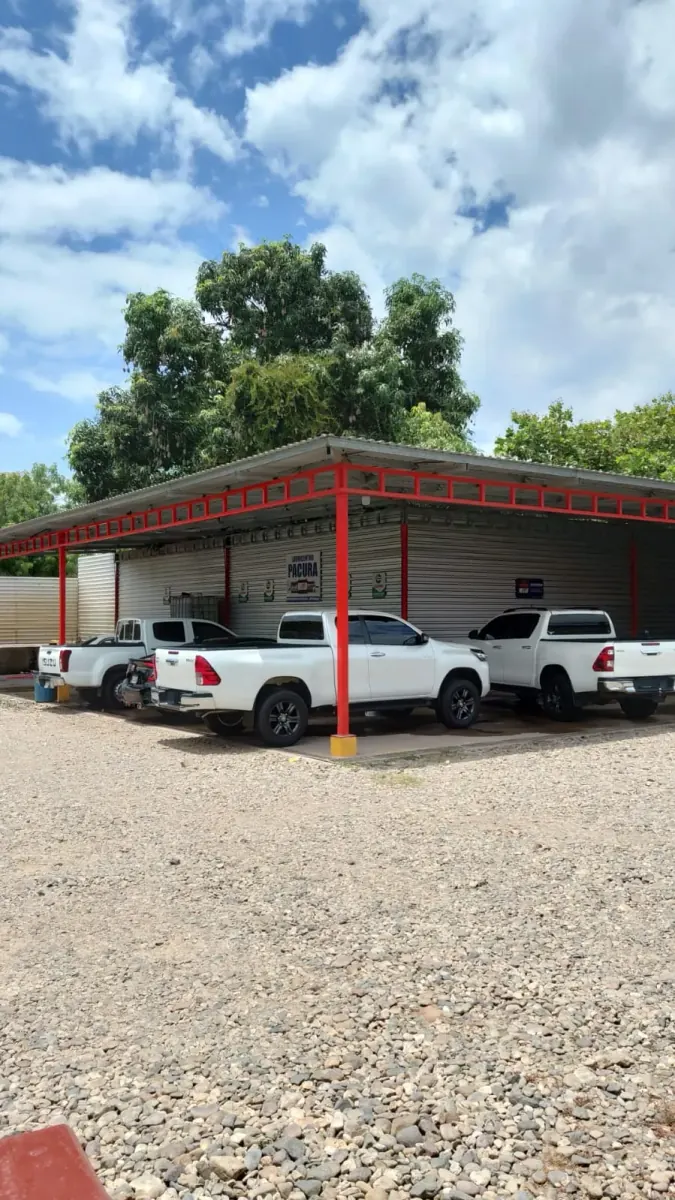 Pick-ups recién lavadas en Lubricentro Pacura