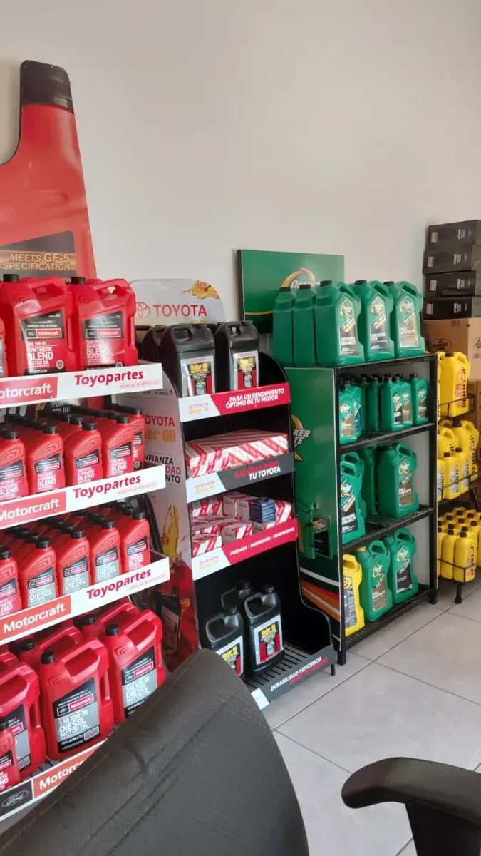 Estante de aceites de motor en Lubricentro Pacura